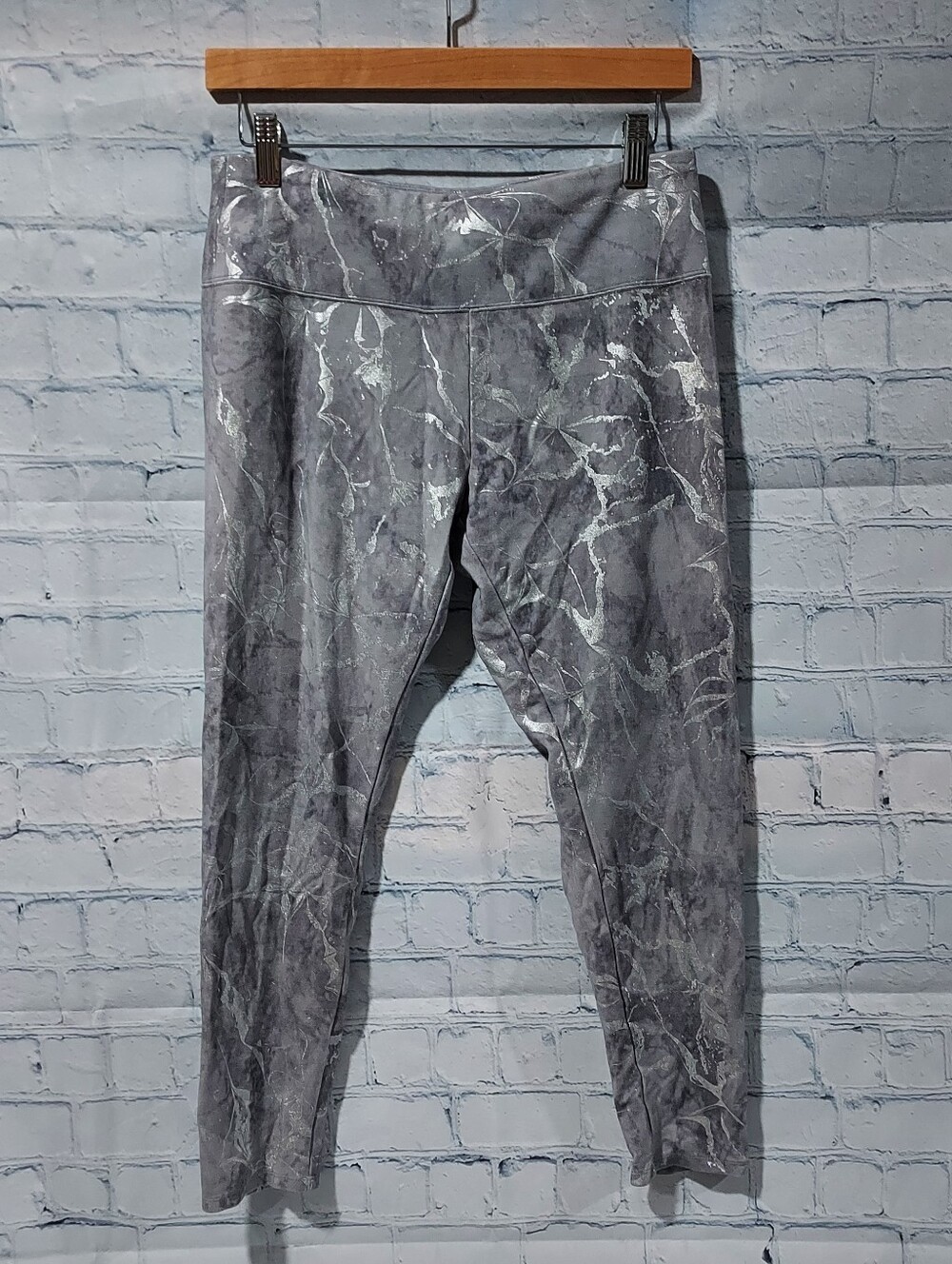 Soft Surroundings M Leggings Capris 21in Inseam Gray Floral Metallic Luxury